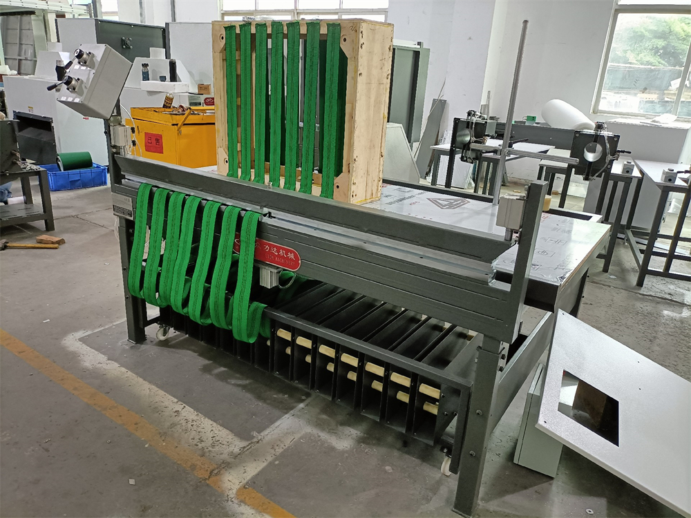 氣動(dòng)式松緊帶拉緊機(jī)